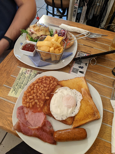 Caspers Eatery Bar 2