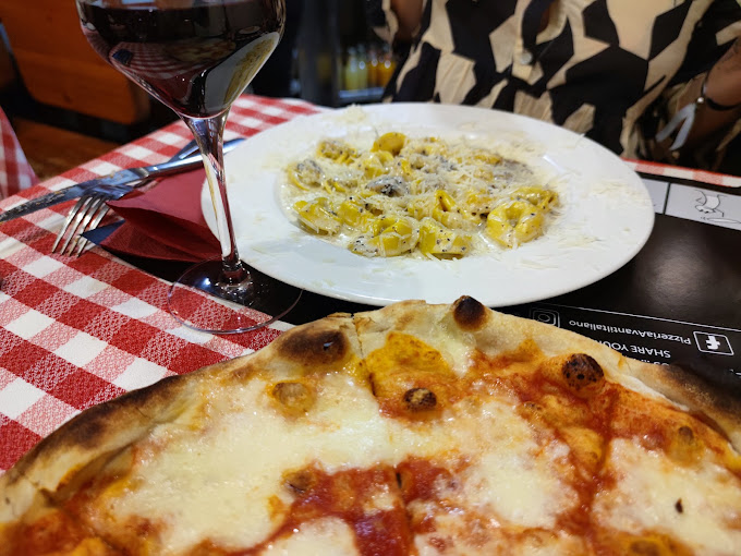 Pizzeria AVANTI 17